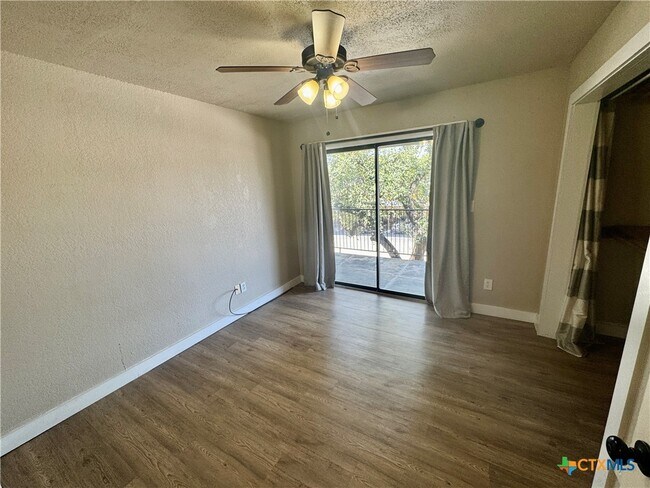 Building Photo - 1202 Thorpe Ln