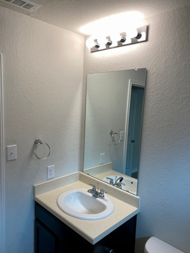 Building Photo - Fantastic Amenities ~ 4/2 Single Story w/ Refrigerator/Washer/Dryer Included ~