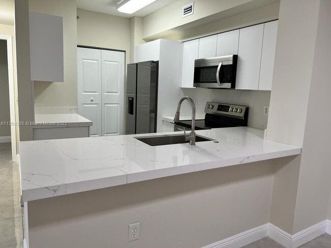 Building Photo - 2400 E Preserve Way