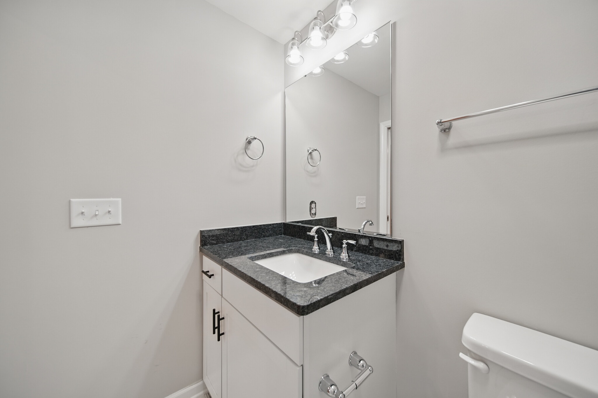 Main bedroom bathroom - 216 Legion Dr