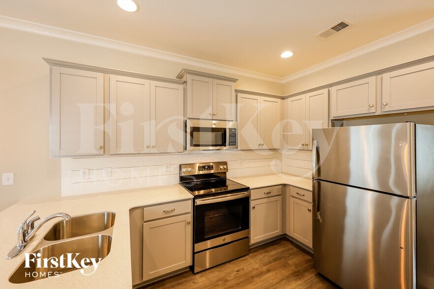 Building Photo - 211 Creek Run Way