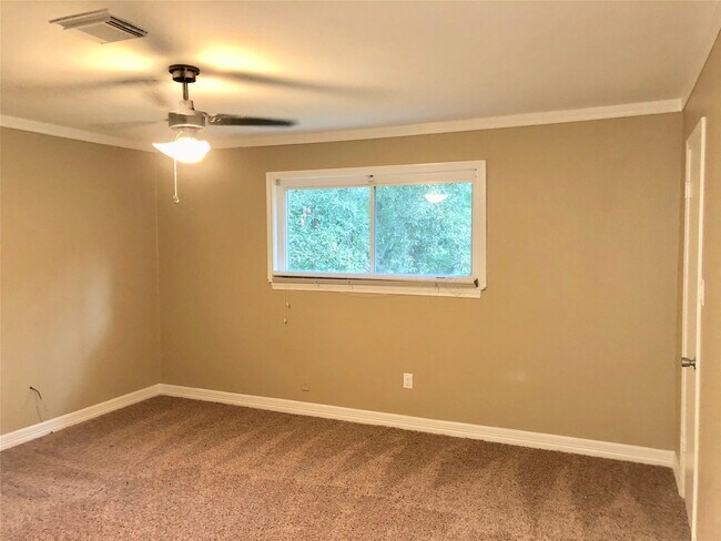 Building Photo - 2606 N Woodloch St