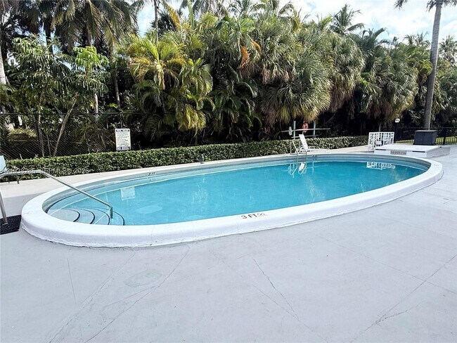 Building Photo - 300 NE 14th Ave