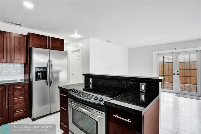 Building Photo - 802 SW 12th Ct