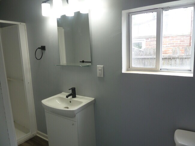 Building Photo - Charming Ranch, 3 bedrooms 2 baths