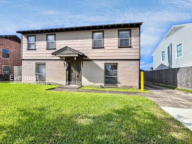 Primary Photo - 3338 Blodgett St