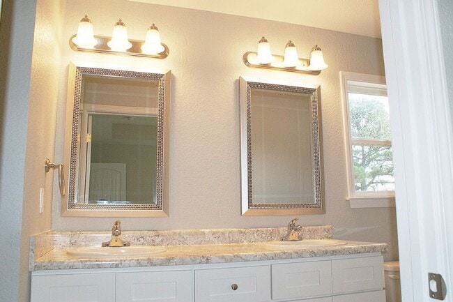 Building Photo - 2103 Rehoboth Cir