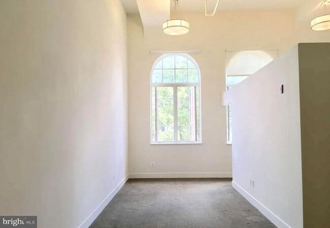 Building Photo - 300 Cathedral St