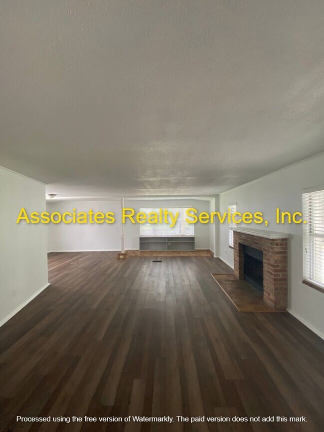 Building Photo - Rare find! 4 bed/3 bath House in Newberry, FL on one acre