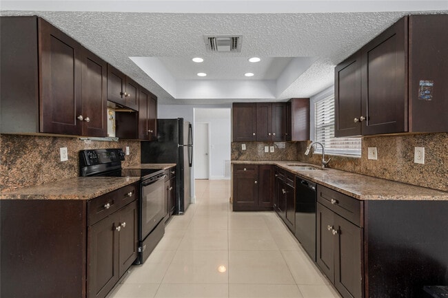 Building Photo - 842 SW 68th Ave