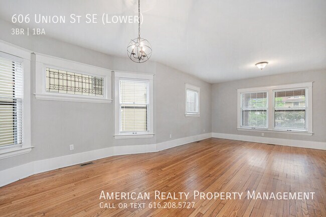 Building Photo - 606 Union Ave NE