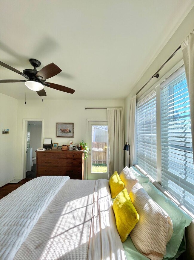 Building Photo - Cozy 2 Bed, Study/Office Room & Bath Farmhouse Cottage