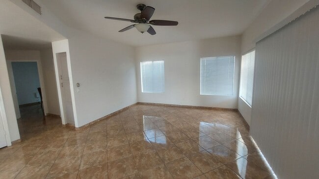 Building Photo - GORGEOUS GLENDALE HOME!