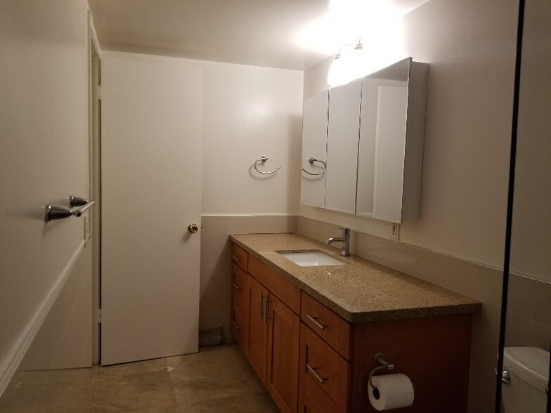 Building Photo - 242 Dennis Dr