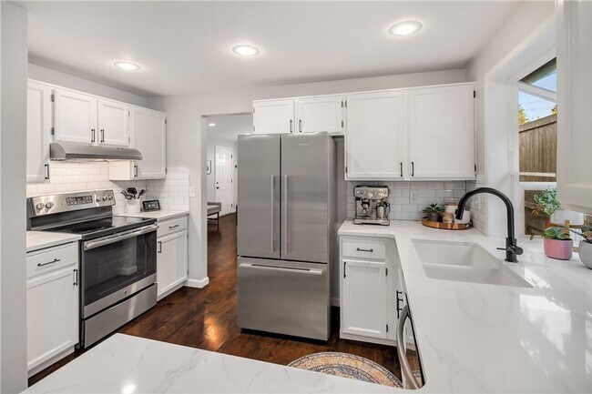 Building Photo - Updated 3 bed, 2 bath home in Greenwood