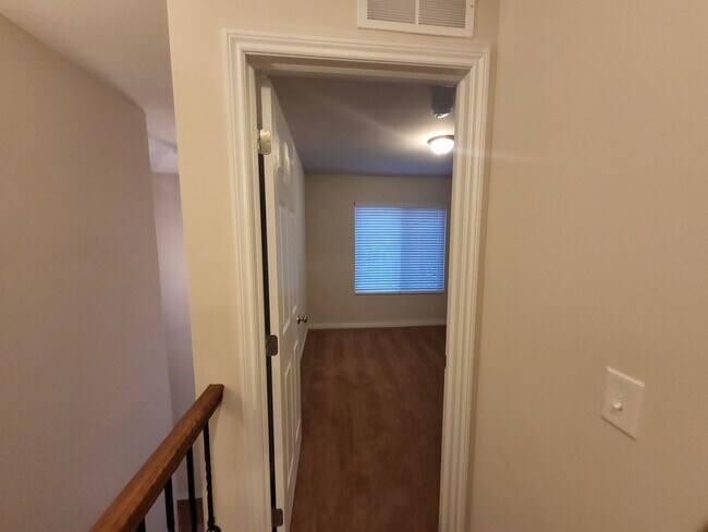 Building Photo - Spacious 4-Bedroom, 2.5-Bath Home Near Dow...