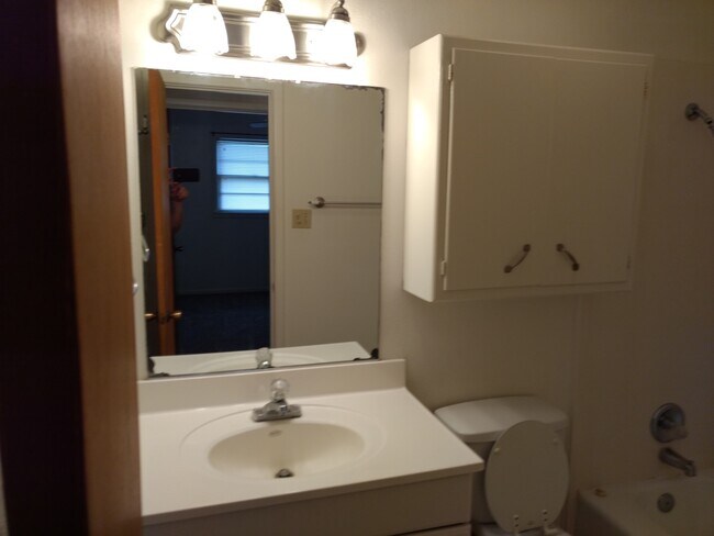 Building Photo - Updated and clean in quiet neighborhood.