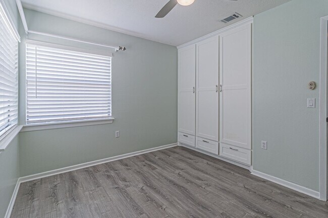 Building Photo - Modern Design 3 Bedroom 2 Bath, 2 car Gara...