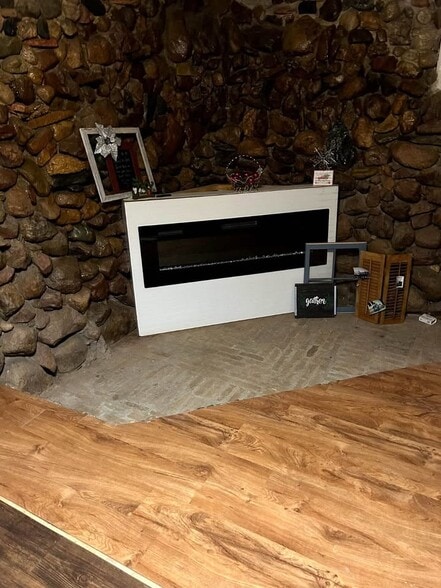 Building Photo - 212 Main St