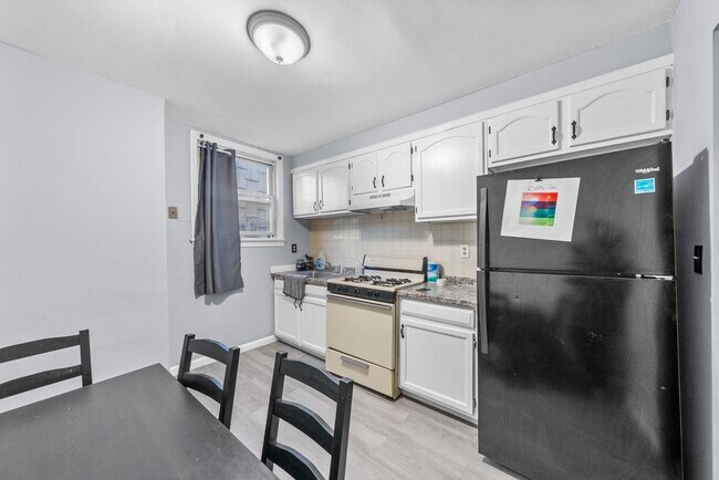 Building Photo - 146 Bowers St