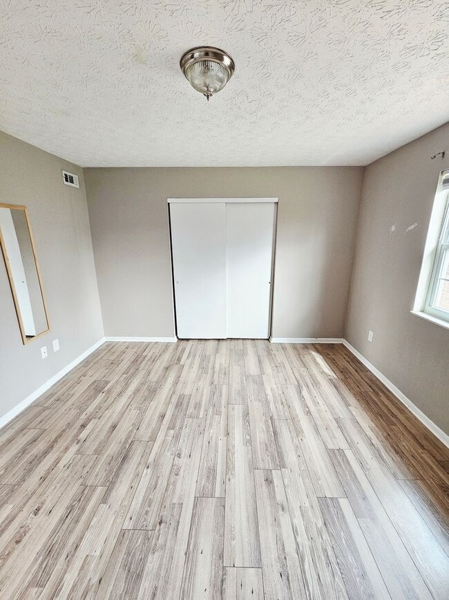 Building Photo - COMING SOON! 2BR Townhome in Clintonville near OSU – W/D, Parking, Pet Friendly