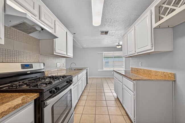 Building Photo - 2310 Woodwind Dr