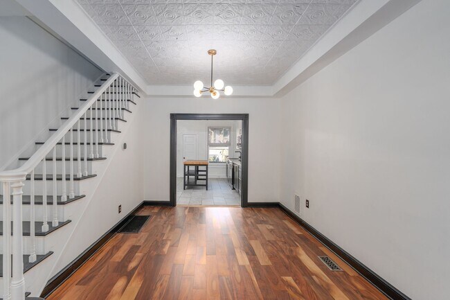 Building Photo - 128 S Ellwood Ave