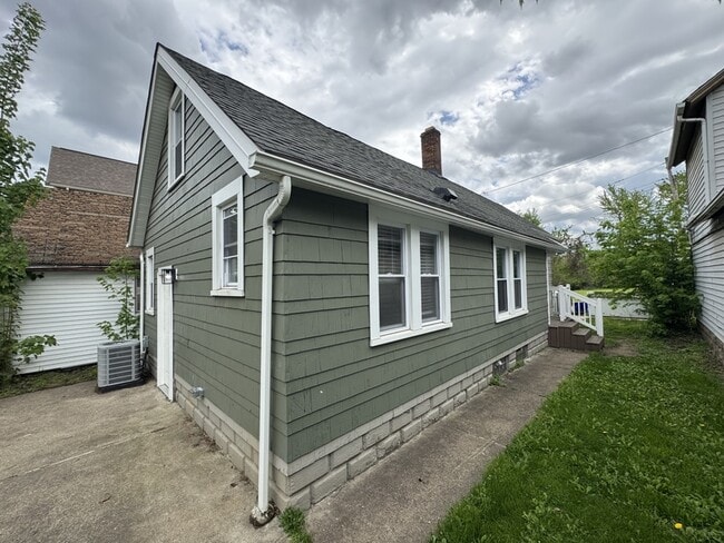 Building Photo - 2824 York Ave