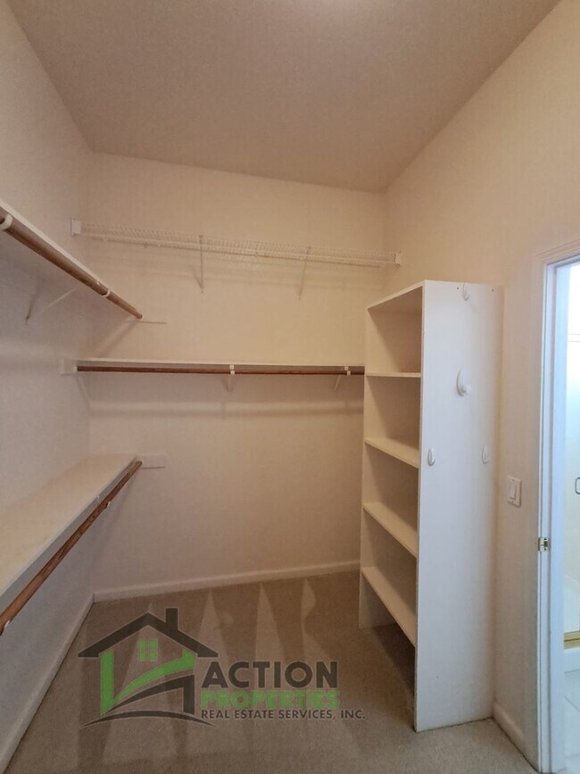 Building Photo - 400 Dumas Ct