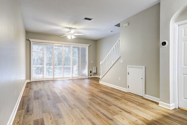 Building Photo - Spacious New Tampa 2 Bedroom, 2.5 Bath Tow...