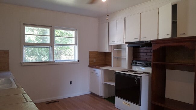 Building Photo - Spacious 3 bedroom and 1 bathroom