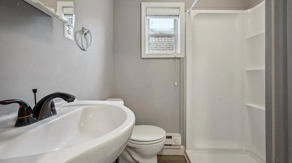 Building Photo - 885 N 27th St