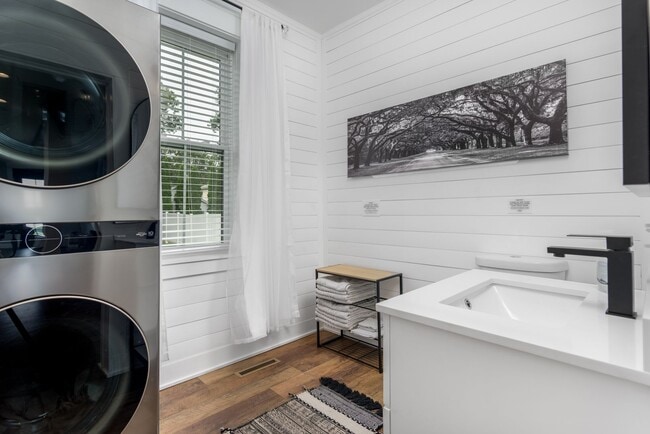 Building Photo - 608 N Front St