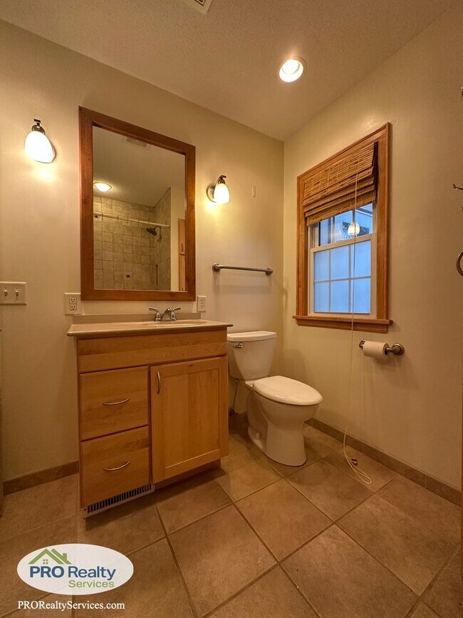 Building Photo - 3 Bedroom House in Oakdale