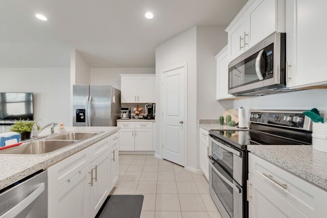 Building Photo - Amazing 4 Bed, 2 Bath Rental Ready for New...