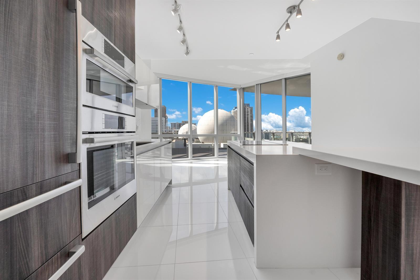 Building Photo - 851 NE 1st Ave