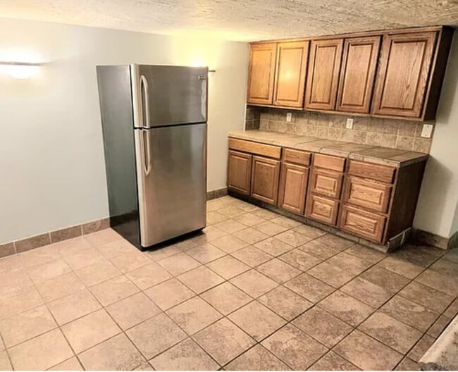 Building Photo - Beautiful 3-Bedroom Garden Apartment in th...