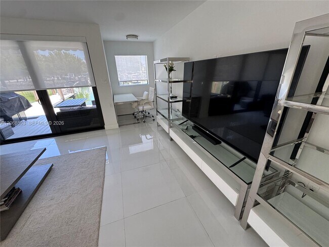 Building Photo - 336 Poinciana Island Dr