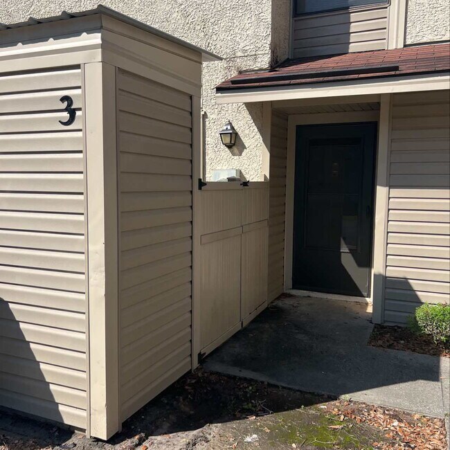 Building Photo - Townhouse For Rent