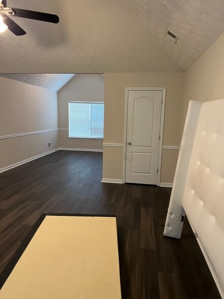 Building Photo - 827 Hannah Ct