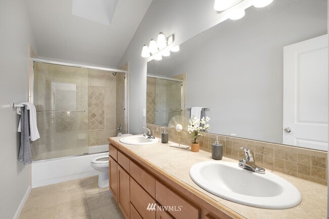 Building Photo - Large 2-Bedroom Northgate Townhome