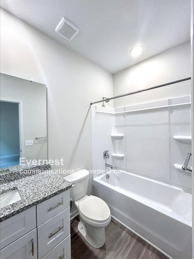 Building Photo - Charming 3-Bedroom Home with Comfortable L...