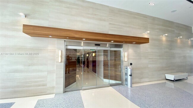 Building Photo - 650 West Ave