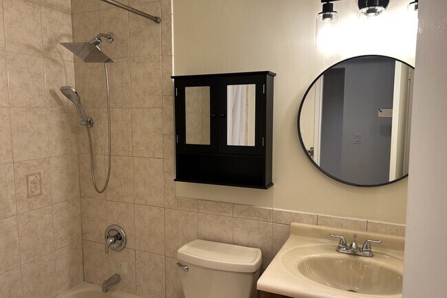 Building Photo - 414 W 54th St