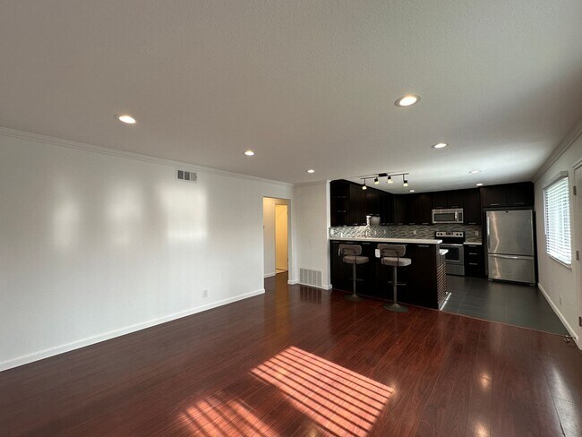 Building Photo - Updated 2 Bed / 1 Bath - Ground Floor Condo - Commuter-Friendly Location