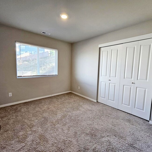 Building Photo - Immaculate and spacious 3 bed townhouse in convenient CK location