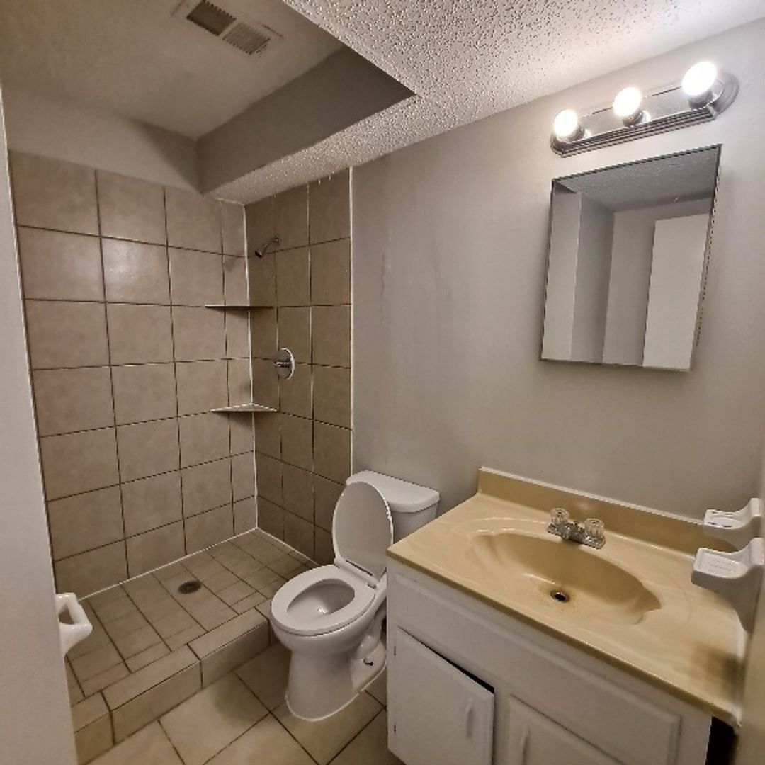 Building Photo - 3785 Walsingham Dr