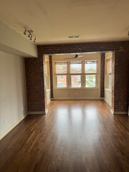 Building Photo - 200 E 43rd St