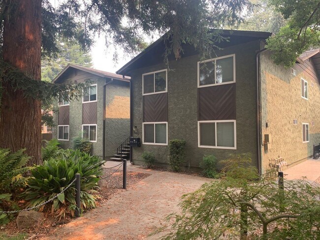 Building Photo - 303 Hickory St
