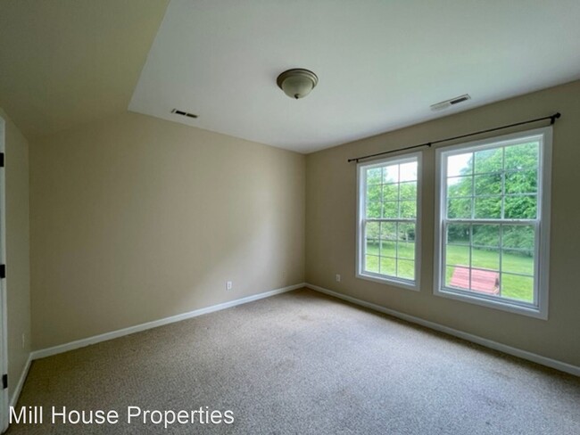 Building Photo - 4 br, 2.5 bath House - 118 N Fields Circle